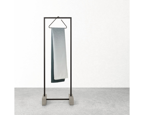 Metalen kledingrek met betonnen voet en hangende doek