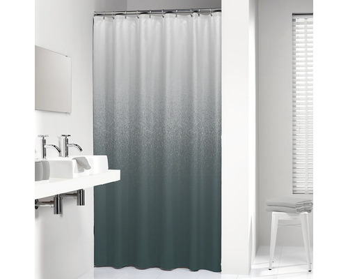 Lichte badkamer met wastafel, spiegel en douchegordijn met kleurverloop