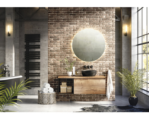 Moderne badkamer met wastafel, spiegel, handdoekradiator en accessoires voor een bakstenen muur