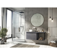 Badkamer met douche, wastafel, spiegel en accessoires voor een moderne sfeer.