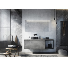 Moderne badkamer met wastafel, spiegel met verlichting en bad
