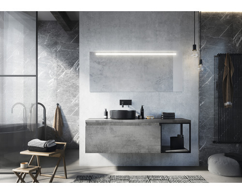 Moderne badkamer met wastafel, spiegel met verlichting en bad