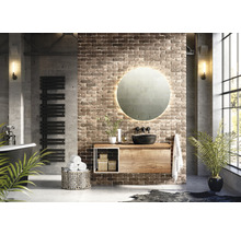 Moderne badkamer met wastafel, spiegel, handdoekradiator en bad voor een bakstenen muur