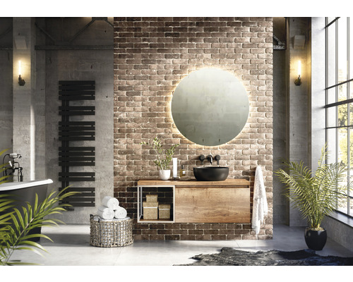 Moderne badkamer met wastafel, spiegel, handdoekradiator en bad voor een bakstenen muur