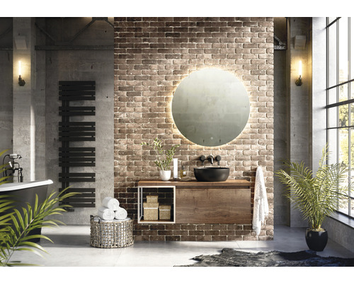 Badkamer in loftstijl met wastafel, spiegel met verlichting, handdoekradiator en ligbad