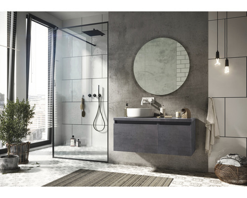 Moderne badkamer met douche, wastafel, spiegel en verlichting