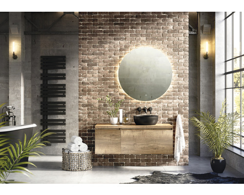 Badkamer in industriële stijl met wastafel, spiegel en radiator