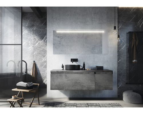 Moderne badkamer met wastafel, spiegel met verlichting en ligbad