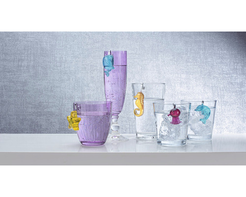 Diverse glazen met hangers in de vorm van zeedieren