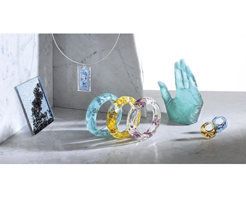 Decoratieve sieraden met plantmotieven op een marmeren tafel