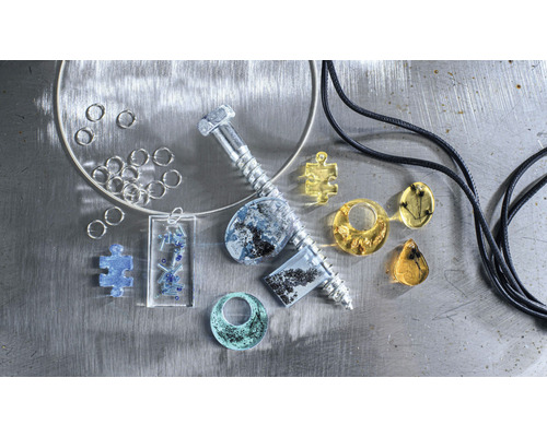 Decoratieve hangers met oogjes, koord en schroef op een oppervlak