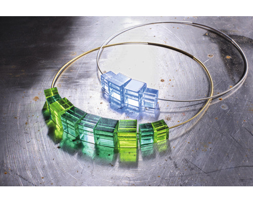 Twee halsbanden met hanger van glazen kubussen