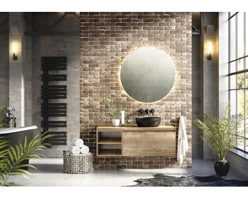 Badkamer met wastafel, spiegel met verlichting, handdoekverwarmer en bad in industriële stijl