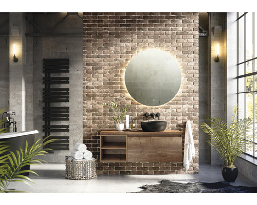 Badkamer in loftstijl met wastafel, spiegel met verlichting en radiator