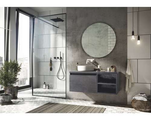 Moderne badkamer met douche, wastafel, spiegel en verlichting