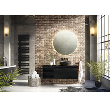 Badkamer in industriële stijl met wastafel, spiegel met verlichting en handdoekradiator.