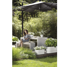 Tuin met parasol, tafel, banken en beplante bloembakken