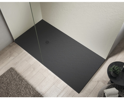 Gelijkvloerse douche met donkere douchebak in de badkamer.