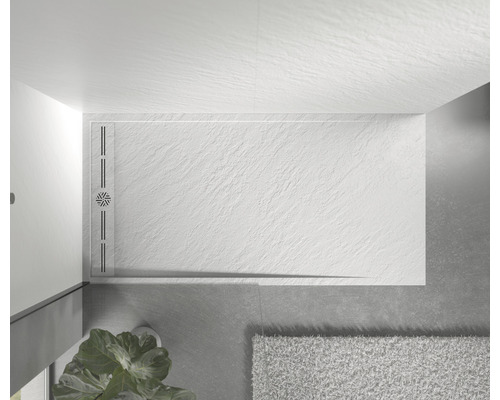 Badkamer met vlakke douchebak en vloerafvoer