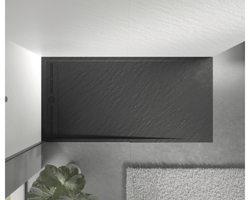 Bovenaanzicht van een douche met een platte douchebak van leisteen in een badkamer.