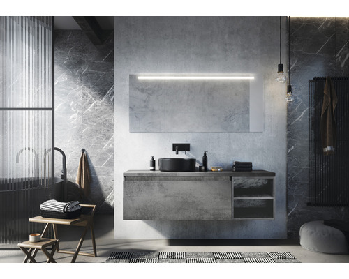 Moderne badkamer met wastafel, spiegel met verlichting, opzetwastafel en accessoires.