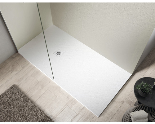 Inloopdouche met vlakke douchebak en afvoergarnituur in een modern ontworpen badkamer