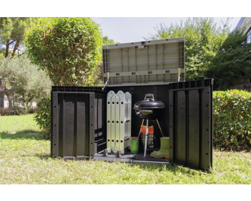 Tuinscene met opbergbox met barbecue, ladder, laarzen en tuingereedschap