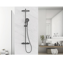 Moderne badkamer met zwarte doucheset, hoofddouche en handdouche