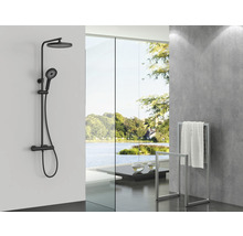Douchesysteem met hoofd- en handdouche in een moderne badkamer