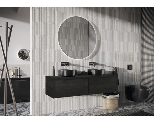 Lichte badkamer met dubbele wastafel, ronde spiegel en betegelde wand