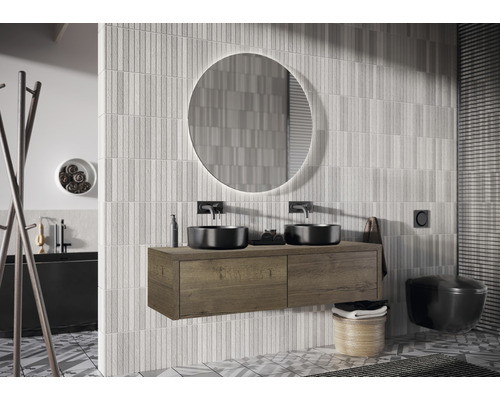 Moderne badkamer met wastafelonderkast, spiegel, wastafel en toilet.