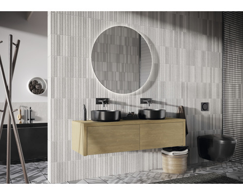 Moderne badkamer met wastafel, spiegel en betegelde muur