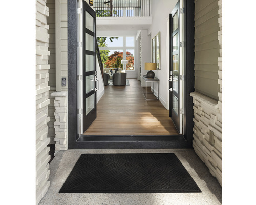 Entree met deurmat en open deur