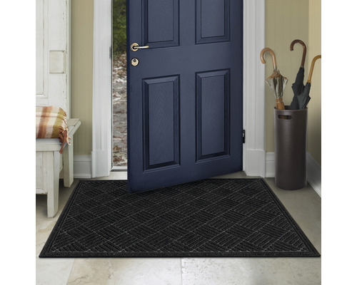 Zwarte deurmat voor een open voordeur