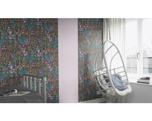 Decoratieve kamer met behang met print, bed en hangstoel