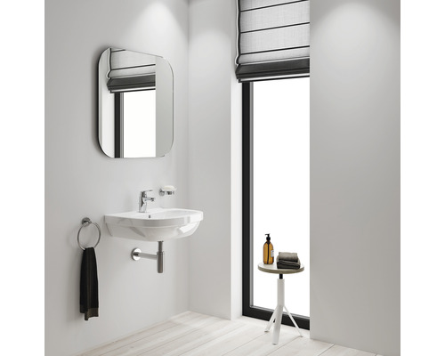 Moderne badkamer met wastafel, spiegel en raam