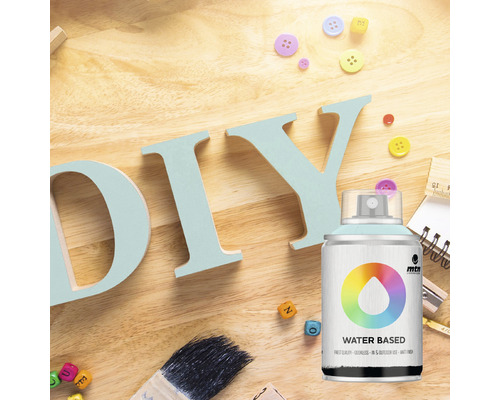 Scene met een blik MTN Water Based spuitverf, houten letters DIY, kwast en knutselspullen op een houten tafel.