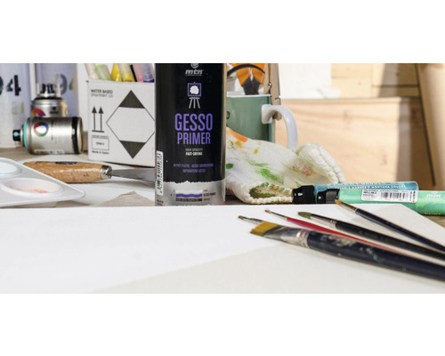 Scene met gesso primer spray, penselen en markers op een werkoppervlak.