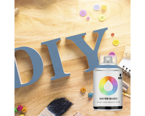 Scene met doe-het-zelfletters, spuitverf, kwast en decoratie op houten tafel
