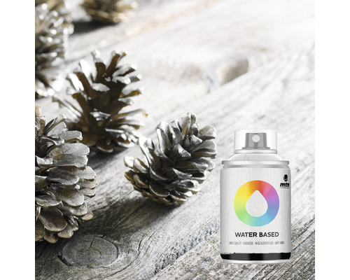 Spuitbus met dennenappels op houten achtergrond