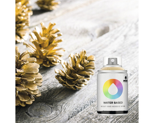 Gouden spuitverf met dennenappels op houten ondergrond