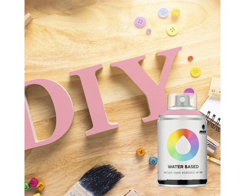Scene met doe-het-zelfelementen, waaronder een spuitbus verf, letters, penseel en knopen op een houten oppervlak.