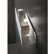 Witte wandplank met cosmeticaproducten