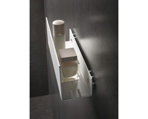 Witte wandplank met cosmeticaproducten