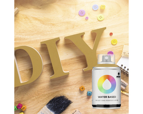 Scene met houten letters, verfspuitbus, penseel en knutselmaterialen voor doe-het-zelfprojecten