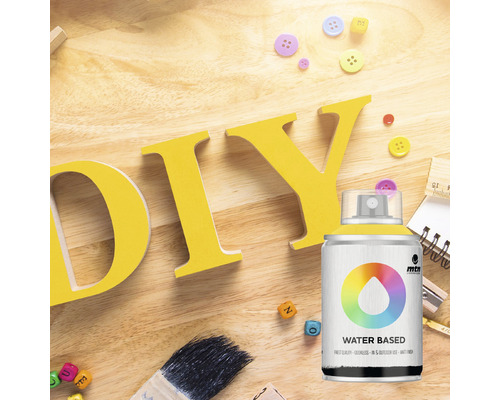Scene met houten letters DIY, een verfspuitbus en knutselmateriaal op een houten oppervlak