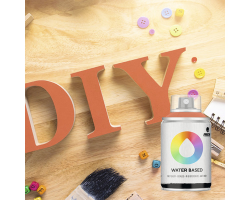 Scene met houten letters, spuitverf, penseel en knutselspullen op een houten tafel voor doe-het-zelfprojecten.