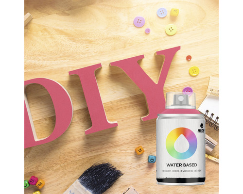 Scene met letters, knopen, penseel en verfspuitbus voor doe-het-zelfprojecten op houten tafel