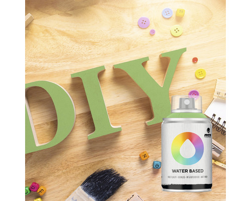 Scene met de groene letters DIY, een spuitbus en ander gereedschap op een houten tafel