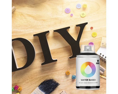 Doe-het-zelfscène met verfspuitbus, penseel en letters
